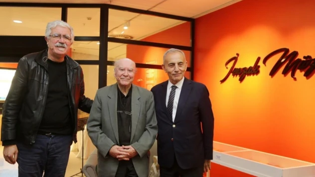 Küçükçekmece'de 'İmzalı Kitaplar Müzesi Sohbetleri'nin konuğu yazar Adnan Özyalçıner oldu