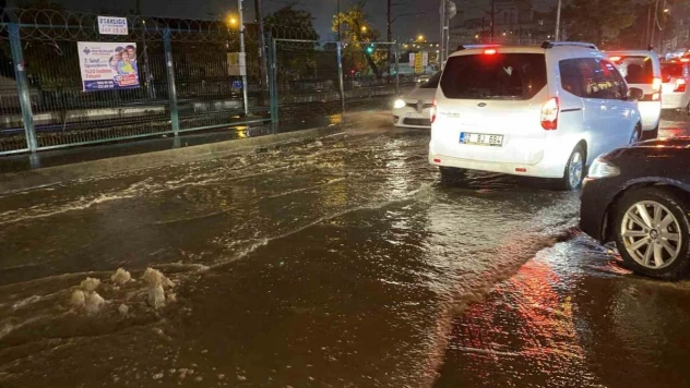 Küçükçekmece'de aniden bastıran yağış yolları göle çevirdi