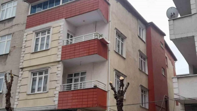 Küçükçekmece'de deprem sonrası hasar ihbarı yapılan 4 katlı binada ekipler inceleme yaptı