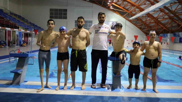 Kulaç atarak engelleri aşıyorlar