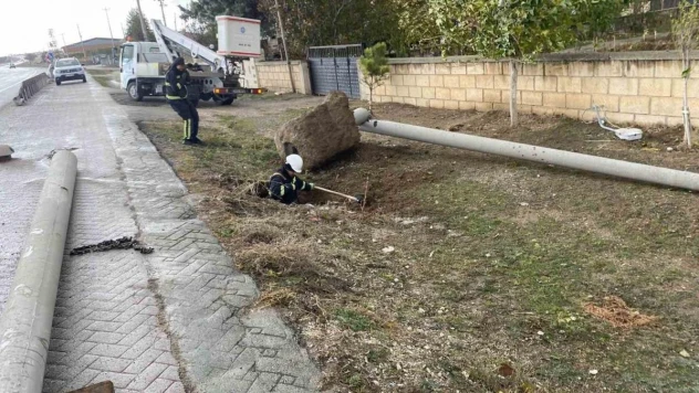Kulu'da şiddetli rüzgar elektrik direğini devirdi