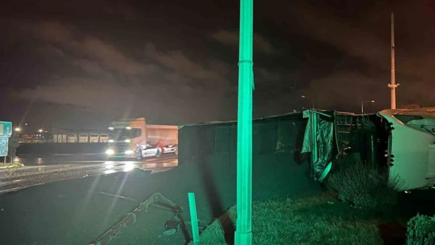 Kum yüklü tırın devrildiği kazada faciadan dönüldü