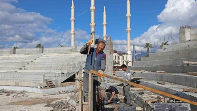 Kumluca Atatürk Stadyumu'nun kaba inşaatı yüzde 85 tamamlandı