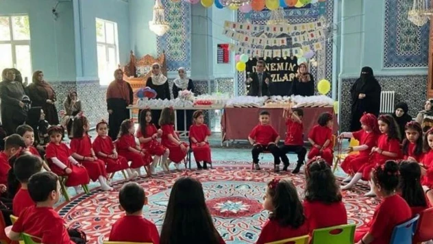 Kur'an kursu öğrencilerinden yılsonu etkinliği