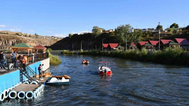 Kura Nehri'nde deniz bisikleti ve tekne keyfi