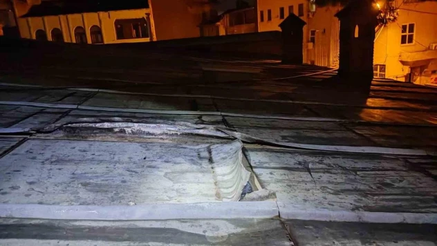 Kurşun levhaları çalmak isterken yakalandı