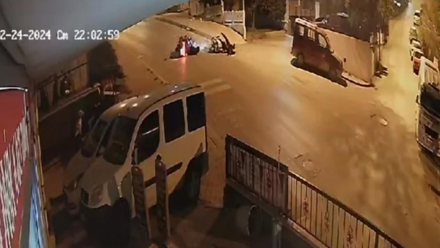Kuşadası'nda 2 motosiklet kafa kafaya çarpıştı... O anlar kamerada
