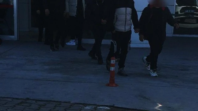 Kuşadası'nda aranan şahıslar yakalandı