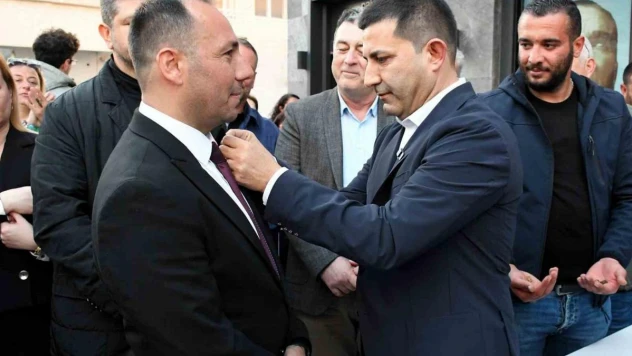 Kuşadası'nda CHP'ye katılan İYİ Partililere rozetleri takıldı