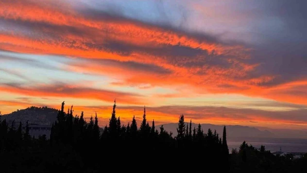 Kuşadası'nda gün batımında renk cümbüşü