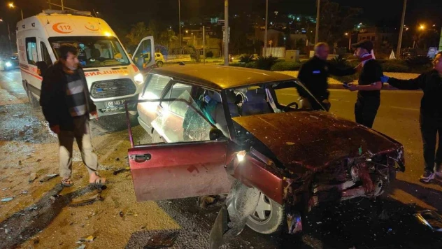 Kuşadası'nda kırmızı ışık ihlali kazaya neden oldu: 2 yaralı