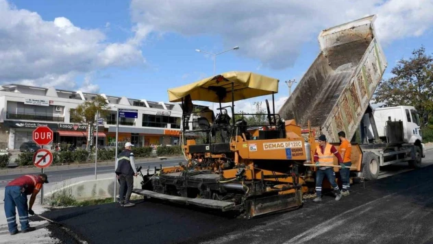 Kuşadası'nda sıcak asfalt seferberliği sürüyor