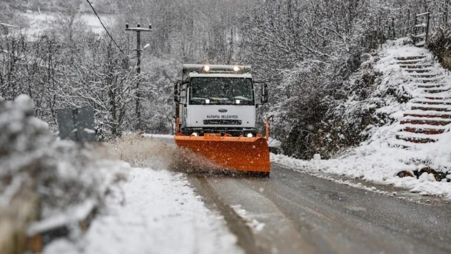 Kütahya Belediyesinin karla mücadele ekipleri sahada