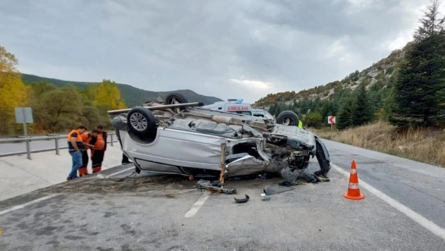 Kütahya'da ağaca çarparak devrilen minibüsün sürücüsü hayatını kaybetti