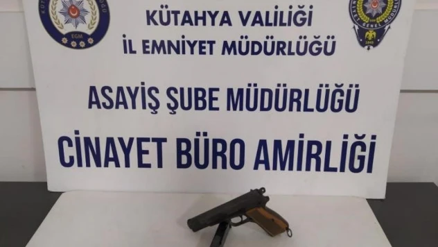 Kütahya'da aranan şahsın üzerinde tabanca ele geçirildi