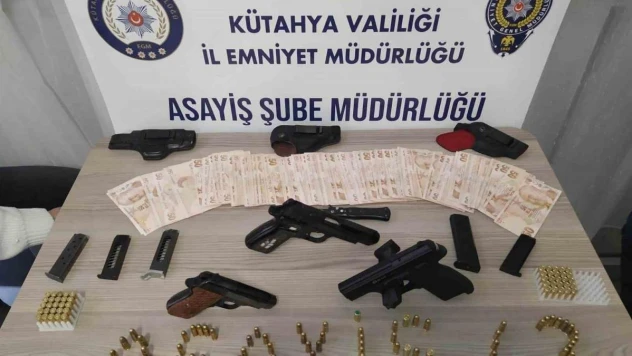 Kütahya'da bir evde 1'i kurusıkı 3 tabanca ele geçirildi