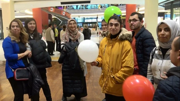 Kütahya'da engelleri aşan özel vatandaşlardan Filistin için resim sergisi