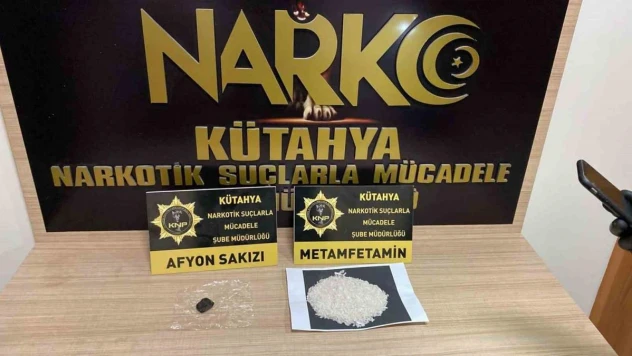 Kütahya'da eşyaları arasında uyuşturucu ele geçirilen 2 otobüs yolcusu tutuklandı