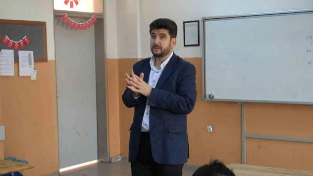 Kütahya'da görme engelli öğretmen, öğrencilere tarihi sevdiriyor