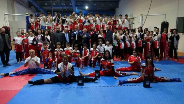 Kütahya'da kick boksta ulusal ve uluslararası yarışmalarda başarı elde eden sporcular ödüllendirildi