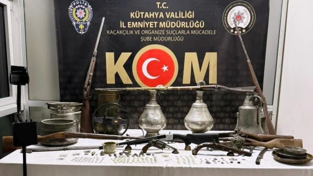 Kütahya'da tarihi eser operasyonu: 95 obje ve 176 sikke ele geçirildi