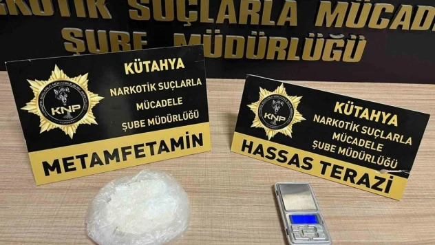 Kütahya'da uyuşturucu bulunan araçtaki 2'si kadın 3 kişi gözaltına alındı