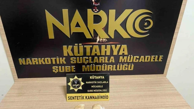 Kütahya'da uyuşturucu kuryesi kadının sütyeninde uyuşturucu bulundu