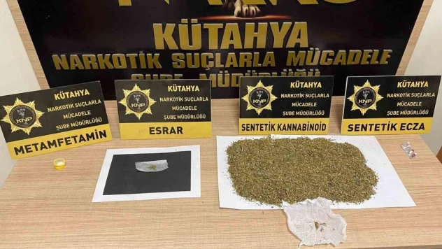 Kütahya'da uyuşturucuyu yola döküp kaçmaya çalışan zehir tacirleri tutuklandı