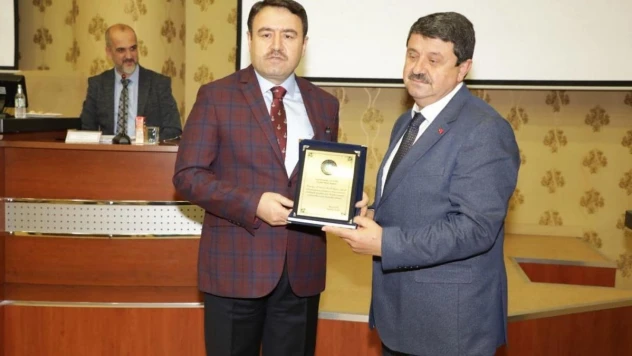 Kütahya İl Genel Meclisi üyelerine teşekkür plaketi