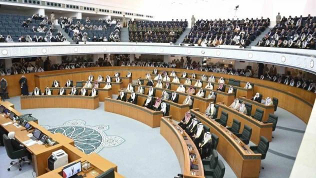 Kuveyt Emiri es-Sabah, anayasayı ihlal etmekle suçladığı parlamentoyu feshetti