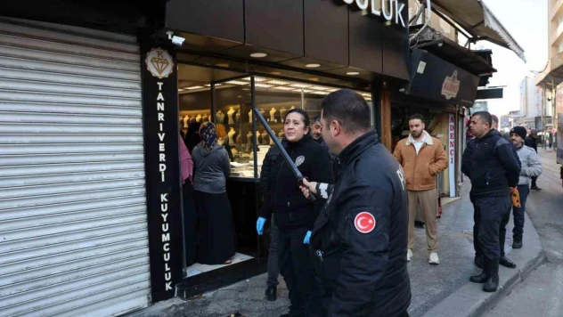 Kuyumcu kadın hırsızları işyerine kilitleyip yakalattı