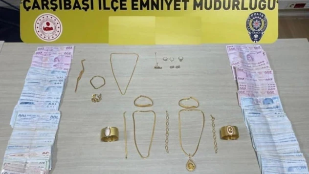 Kuyumcuya sahte altın satmaya çalışırken yakalandılar