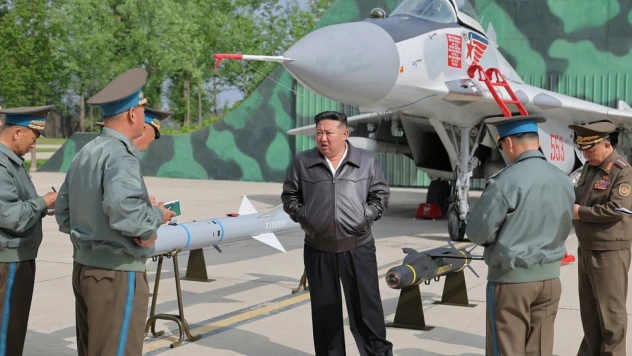 Kuzey Kore ordusu, lider Kim Jong-un denetiminde hava tatbikatı gerçekleştirdi