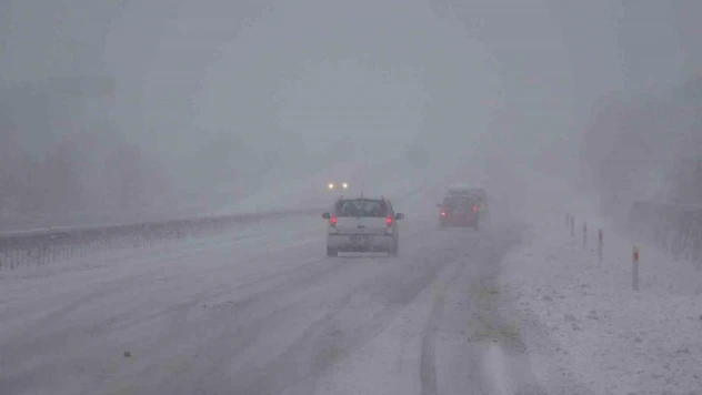 Lapseki'de kar yağışı nedeniyle göz gözü görmüyor
