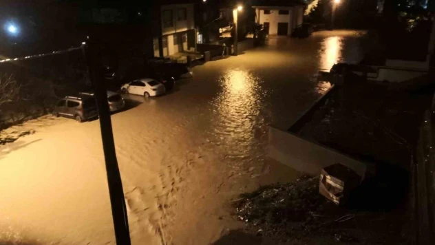 Lapseki'de sağanak yağış etkili oldu, caddeler göle döndü