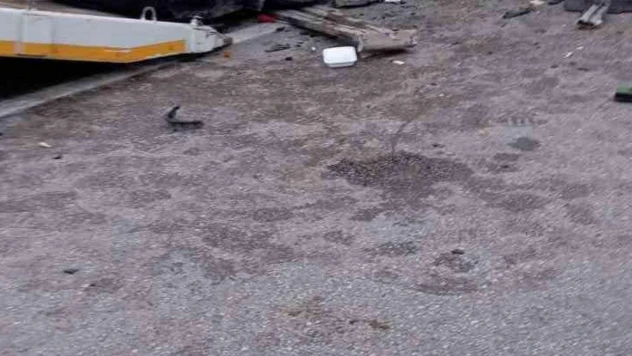 Lastiği patlayan kamyonete arkadan gelen kamyonet çarptı