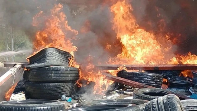 Lastikçide çıkan yangında alevler korkuttu