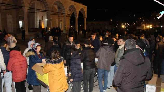 Lise öğrencileri helva yapıp kandil akşamı halka dağıttı