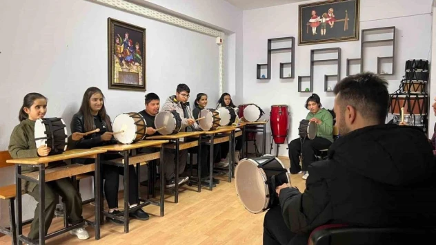 Lise öğrencileri özel öğrencilerle temizlik yapıp oyunlar oynadı