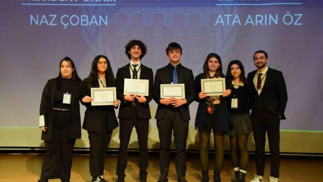 Lise öğrencilerinden HASTRAIN MUN başarısı