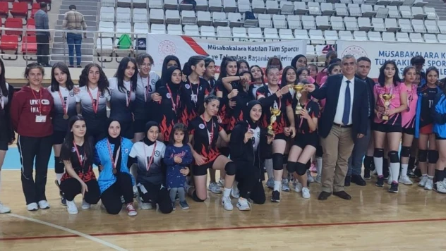 Liselerde voleybol heyecanı