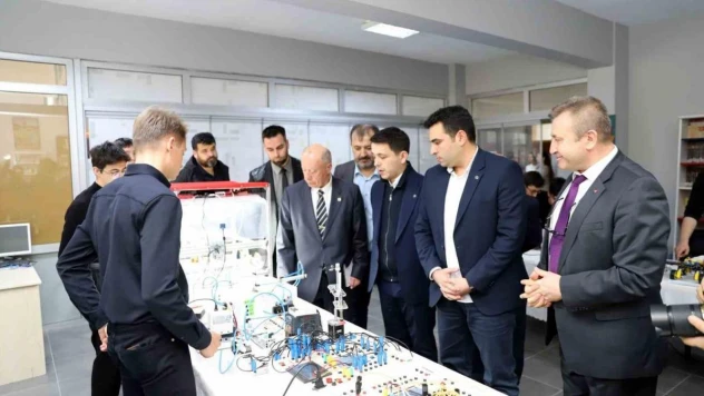 Liseli gençler işin erbapları ile buluştu