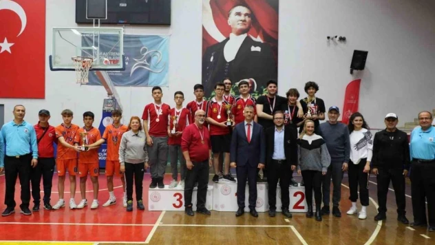 Liseli gençler şampiyonluk için ter döktü