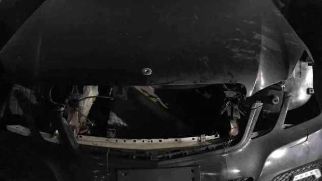 Lüks otomobili çekici yardımıyla çalan şahıslar kamerada