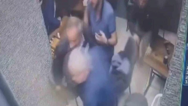 Maç izleyen vatandaşların deprem anında yaşadığı panik kamerada