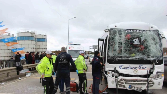Maça giden taraftarları taşıyan midibüs tıra çarptı: 6 yaralı