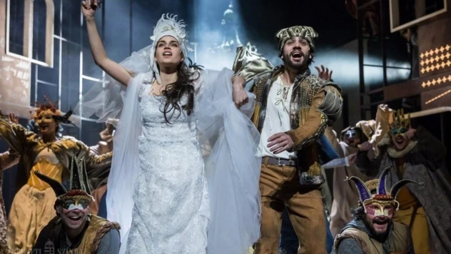 Macaristan'da Romeo ve Juliet'i oynayan tiyatrocular balkondan düştü