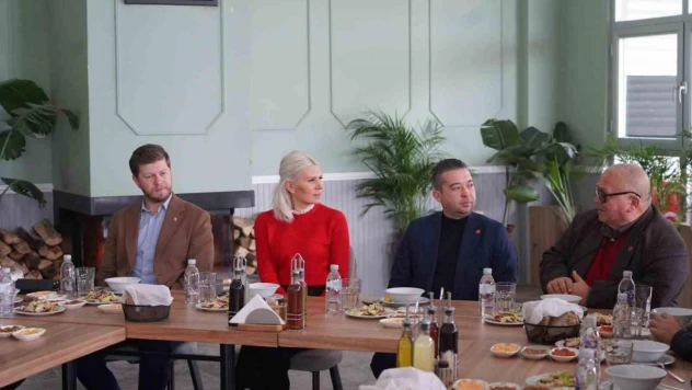 Mahalle muhtarları ile belediyeye ait tesisleri gezdi