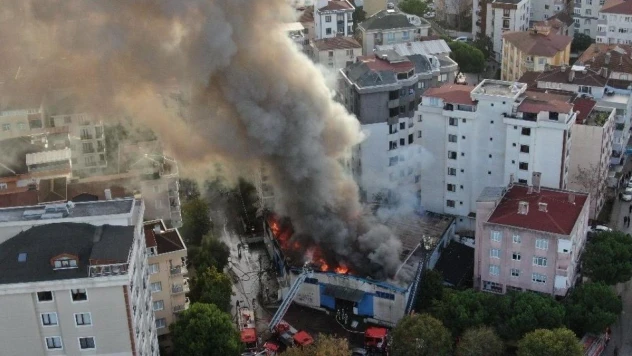 Maltepe'de kahve ve kahve makineleri üretimi yapan imalathanede yangın çıktı. Olay yerine itfaiye ekipleri sevk edildi.