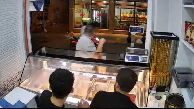 Manavda alışveriş yapan şahsa silahlı saldırı kamerada
